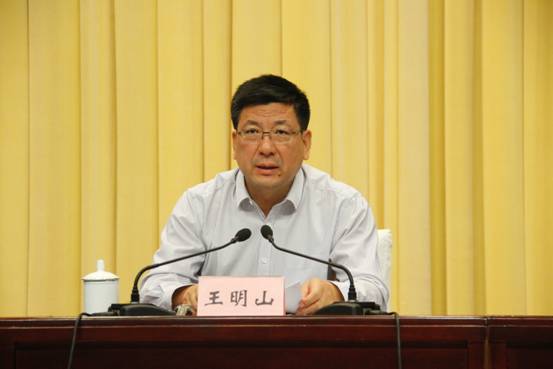 市委副书记,政法委书记王明山在会议中讲话.